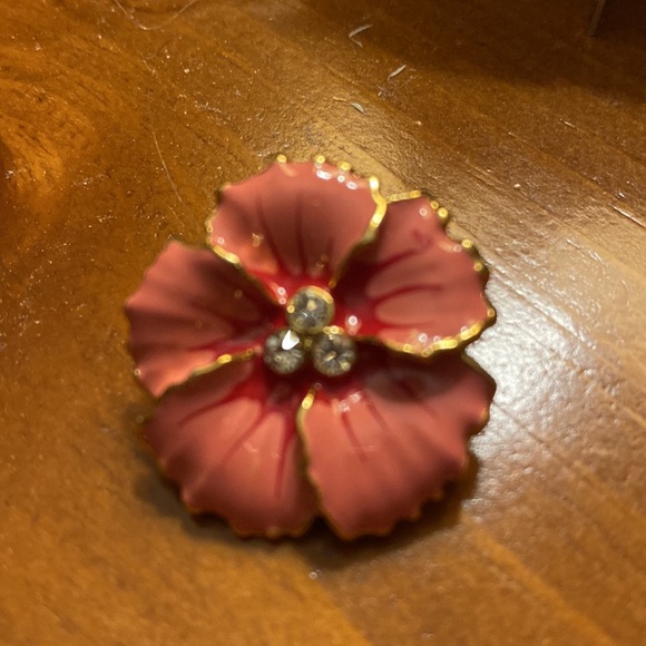 Hibiscus pin/ brooch. Gold tone - Picture 5 of 5